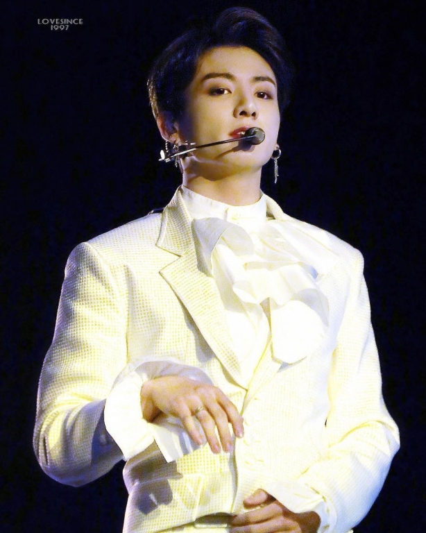top-10-nguoi-dan-ong-dep-trai-nhat-hanh-tinh-xuat-hien-jungkook-bts-338e5b78