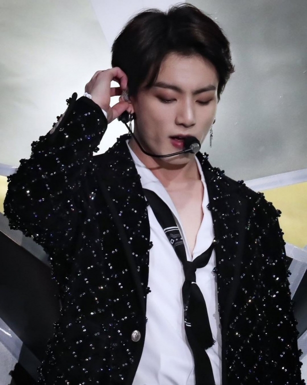 top-10-nguoi-dan-ong-dep-trai-nhat-hanh-tinh-xuat-hien-jungkook-bts-70979fa3
