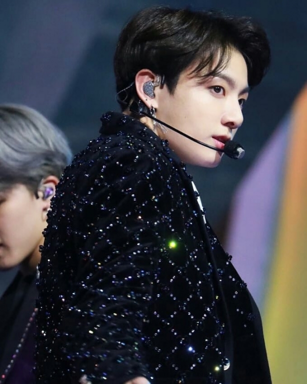 top-10-nguoi-dan-ong-dep-trai-nhat-hanh-tinh-xuat-hien-jungkook-bts-bcb10803