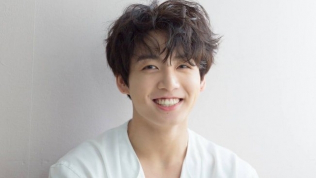 B-Jungkook-BTS-v-chn-dung-con-trai-v-ngay-lp-tc-n-tr-thnh-mt-hin-tng-viral-1-652x367