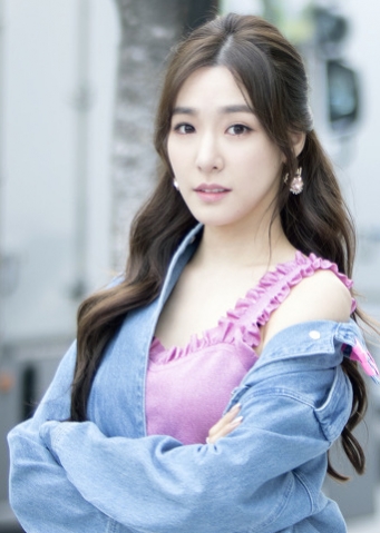 Tiffany_Hwang_on_March_28_2017_2