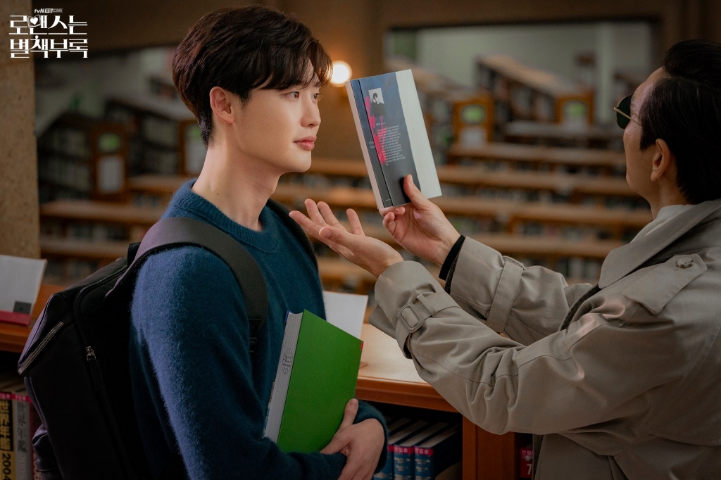 romance-is-a-bonus-book-lee-jong-suk-kim-tae-woo