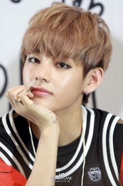 -Kim-Taehyung-V-v-bts-35281234-250-375