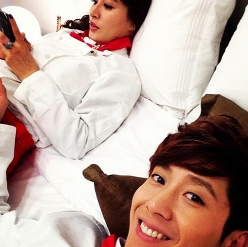 Brian Joo poses with Hwangbo in bed?