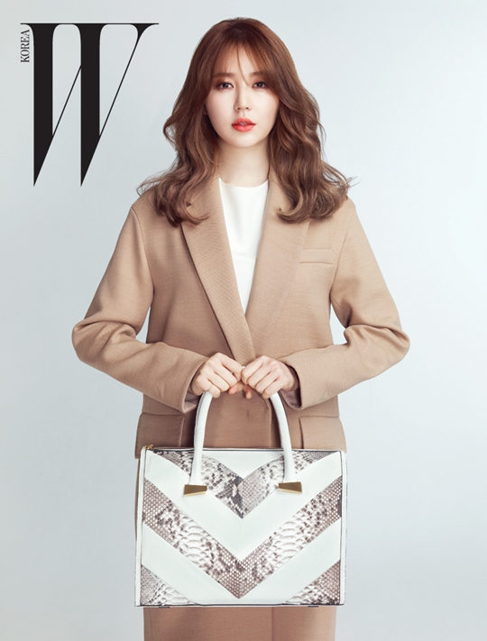 Yoon Eun Hye goes chic and sophisticated for &lsquo;W&rsquo;