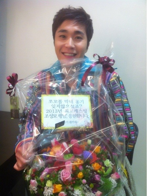 Jo Sung Mo gets congratulated by Hongki&rsquo;s fan club