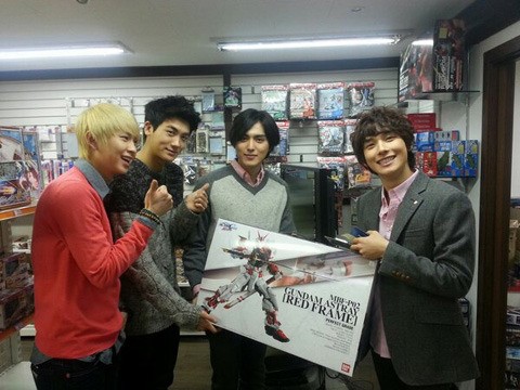 ZE:A&rsquo;s Siwan shows off his new Gundam toy