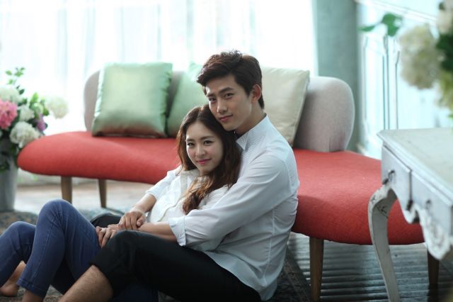 Taecyeon and Lee Yeon-hee's back hug