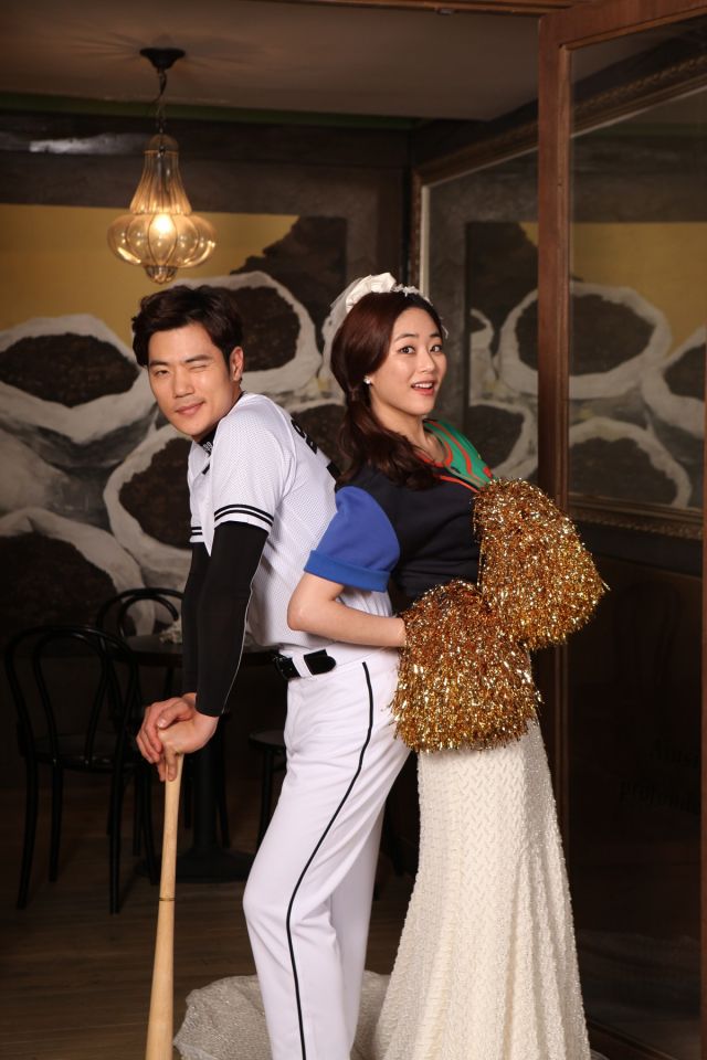 Taecyeon and Lee Yeon-hee's back hug