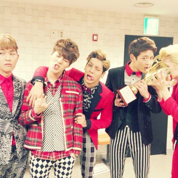 SHINee celebrate their 3rd straight victory on &lsquo;Show Champion&rsquo;