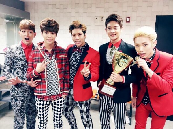 SHINee celebrate their 3rd straight victory on &lsquo;Show Champion&rsquo;