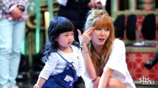 HyunA meets &lsquo;baby HyunA&rsquo; on &lsquo;Star King&rsquo;