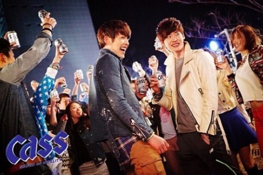 &lsquo;School 2013&prime;s Lee Jong Suk and Kim Woo Bin reunite for beer CF