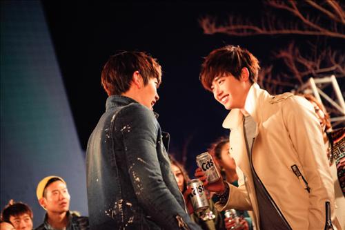 &lsquo;School 2013&prime;s Lee Jong Suk and Kim Woo Bin reunite for beer CF