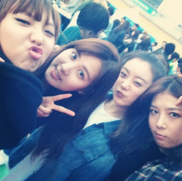 miss A&rsquo;s Min snaps a selca with Girl&rsquo;s Generation&rsquo;s Seohyun and the Wonder Girls