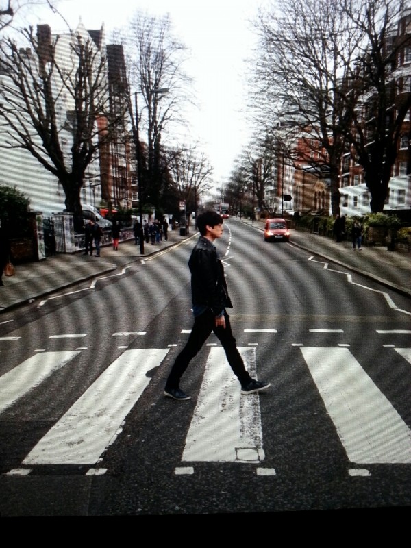 2AM&rsquo;s Jinwoon recreates famous &lsquo;Beatles Abbey Road&rsquo; cover in London