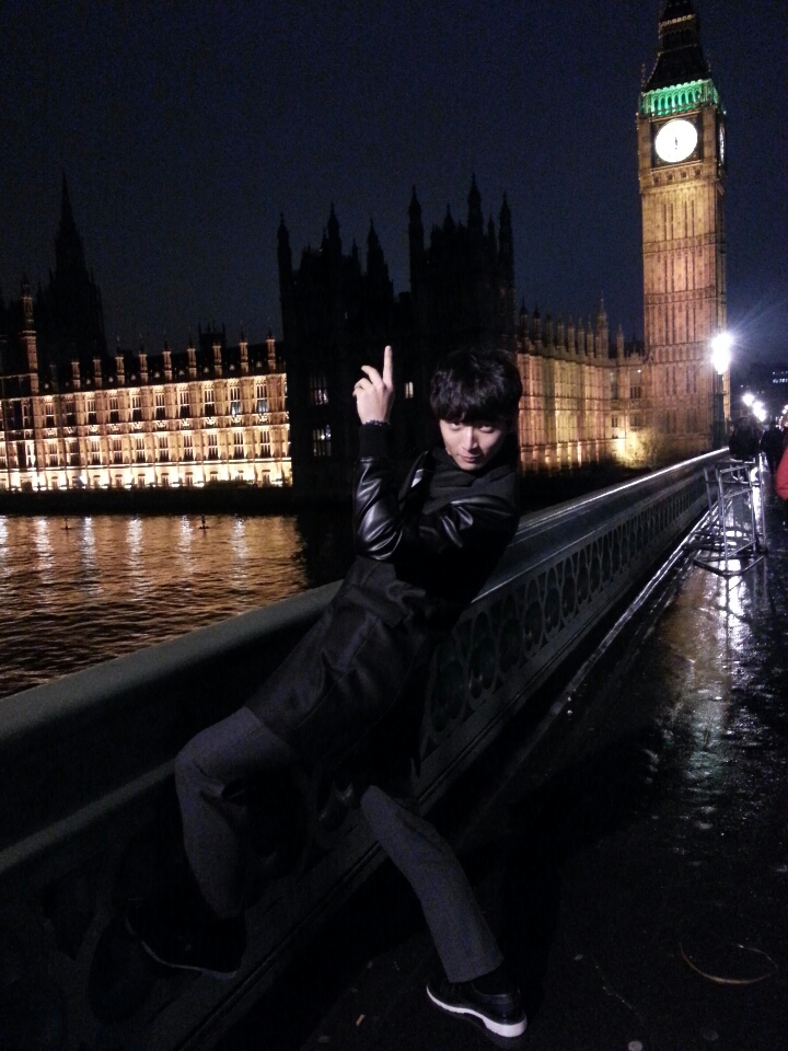 2AM&rsquo;s Jinwoon recreates famous &lsquo;Beatles Abbey Road&rsquo; cover in London