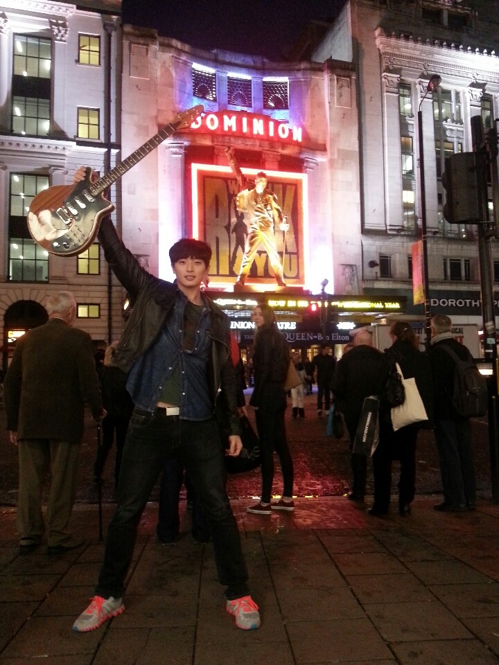 2AM&rsquo;s Jinwoon recreates famous &lsquo;Beatles Abbey Road&rsquo; cover in London