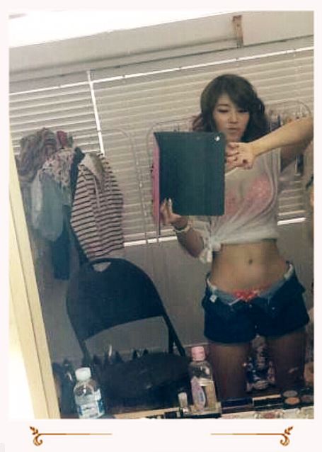 Hyosung shows off her toned abs in new selca