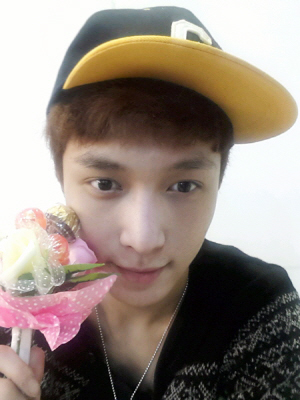 EXO&rsquo;s Chanyeol and Lay wish their fans a happy White Day!