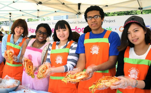 Make kimchi at Namsan Hanok Village