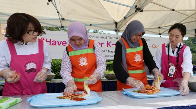 Make kimchi at Namsan Hanok Village