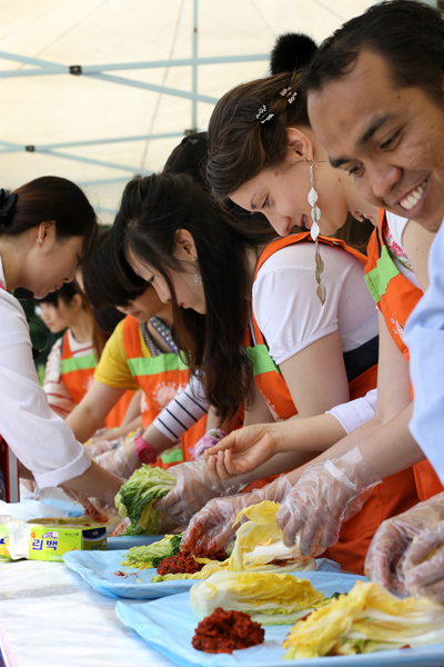 Make kimchi at Namsan Hanok Village