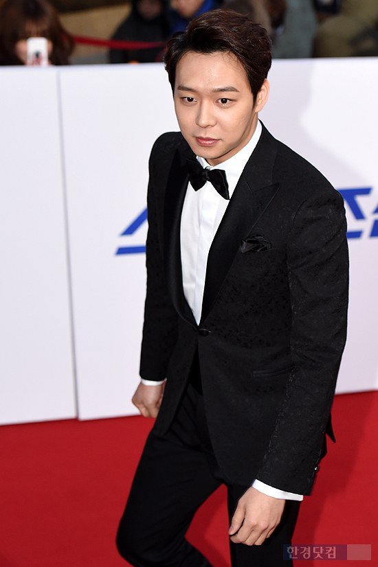 Handsome Actors on the 35th Blue Dragon Awards Red Carpet