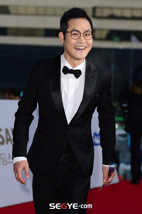 Handsome Actors on the 35th Blue Dragon Awards Red Carpet