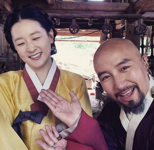'Saimdang, the Herstory' Hong Seok-cheon takes selfie with Lee Young-ae