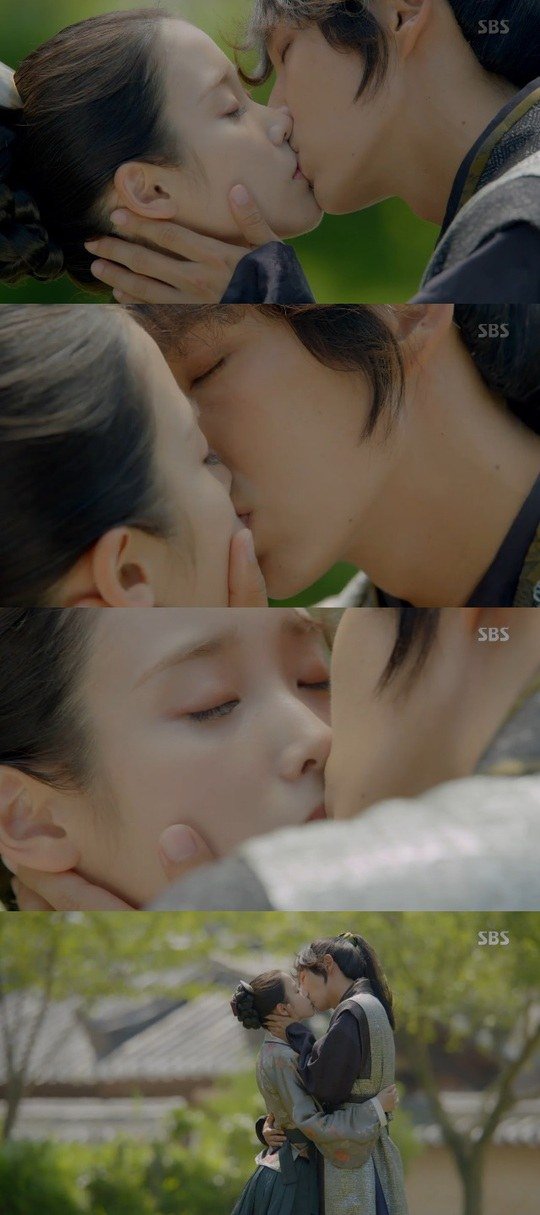 &quot;Scarlet Heart: Ryeo&quot; Lee Joon-ki and IU kiss