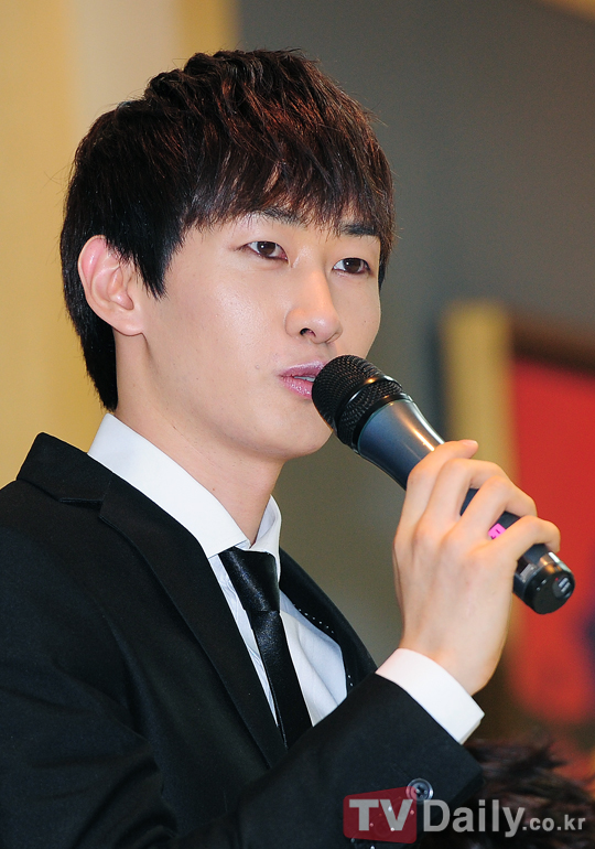 Eunhyuk&rsquo;s mother holds first interview since his scandal with IU
