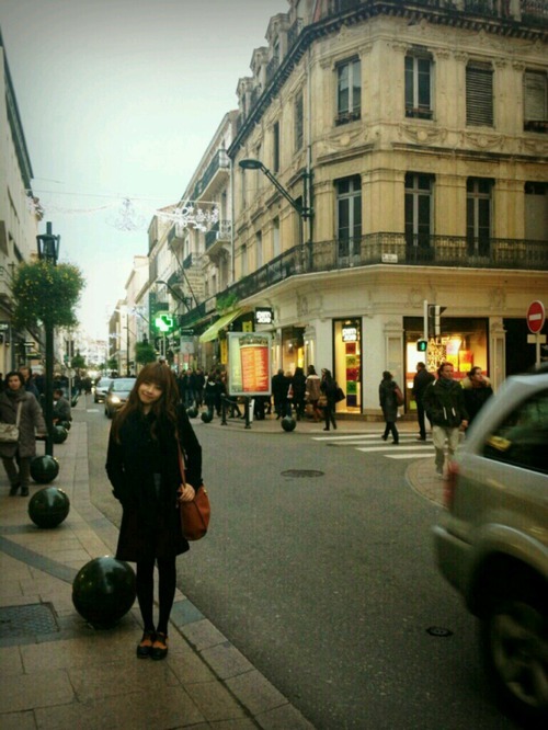 Juniel updates fans with photo from France