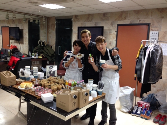 Super Junior-M&rsquo;s Siwon shows his support for fellow member Henry on &lsquo;Master Chef Korea Celebrity&rsquo;