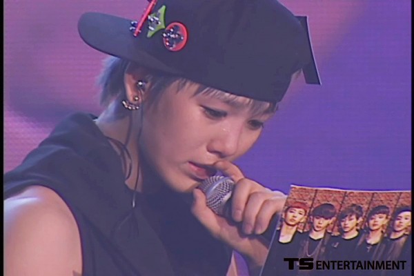 Zelo sheds tears while reading a letter to his parents at &lsquo;B.A.P LIVE ON EARTH SEOUL&rsquo; concert