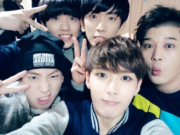 Ryeowook shares photos with f(x), B1A4, Ailee, and EXO backstage at &lsquo;Super Show 5&prime;