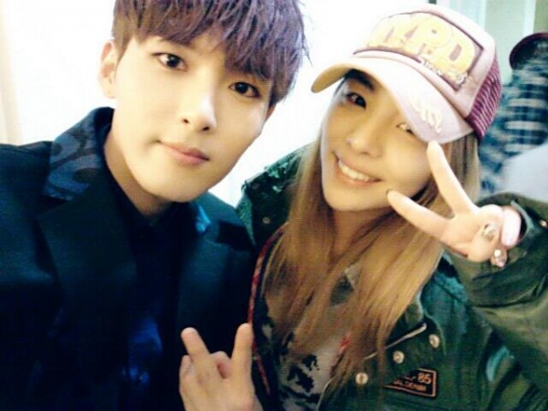Ryeowook shares photos with f(x), B1A4, Ailee, and EXO backstage at &lsquo;Super Show 5&prime;