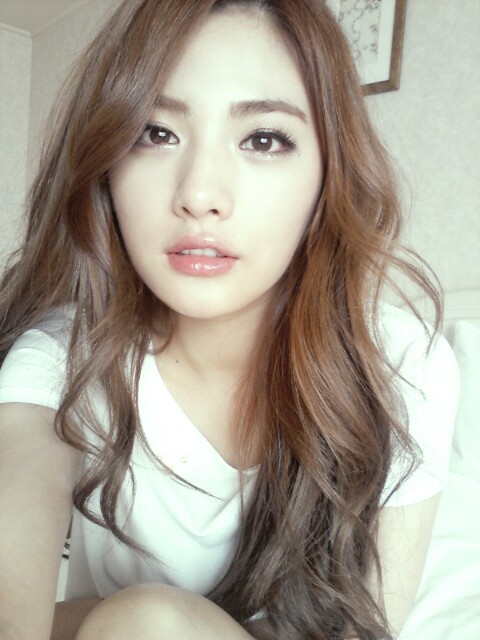 After School&rsquo;s Nana is a flawless beauty in a simple white t-shirt
