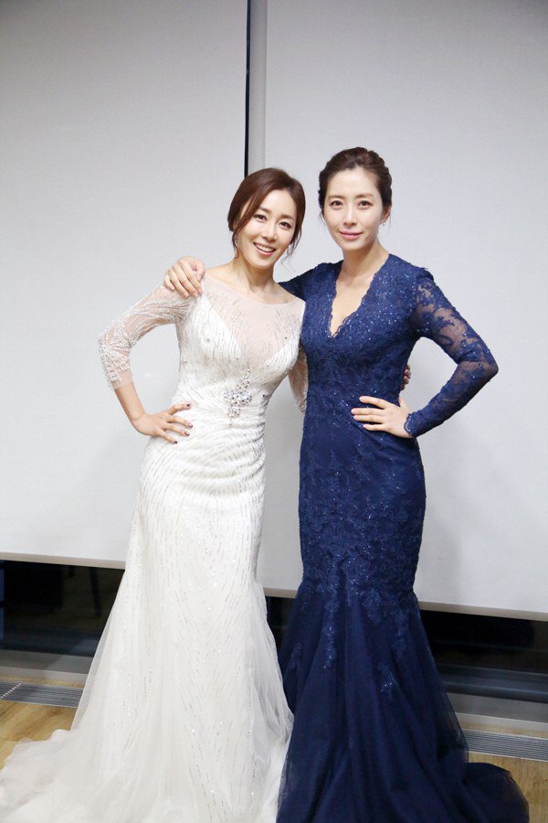Song Yoon-ah and Moon Jeong-hee in the waiting room