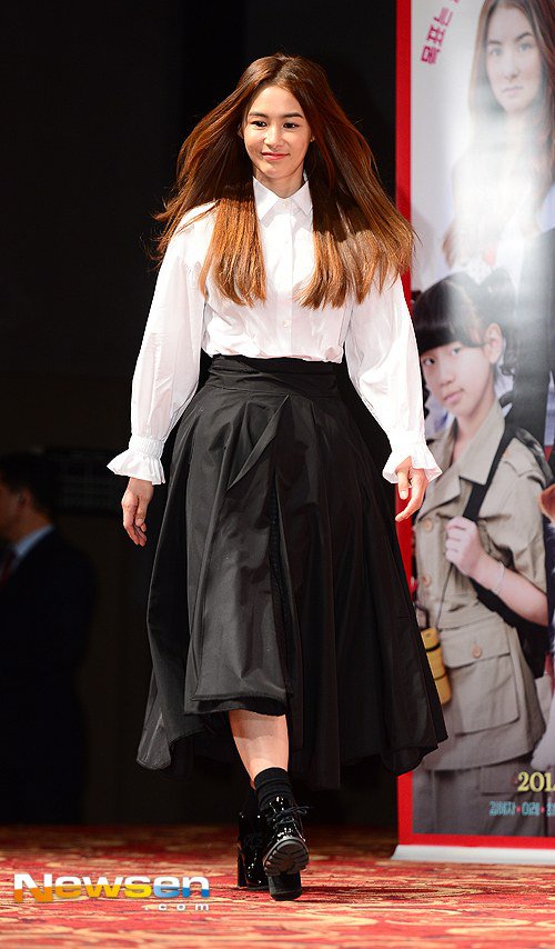 Kang Hye-jeong's quirky fashion at preview screening for 'A Perfect Way to Steal a Dog'