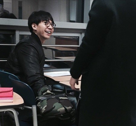 Lee Seung-gi, hardworking graduate student spotted at school