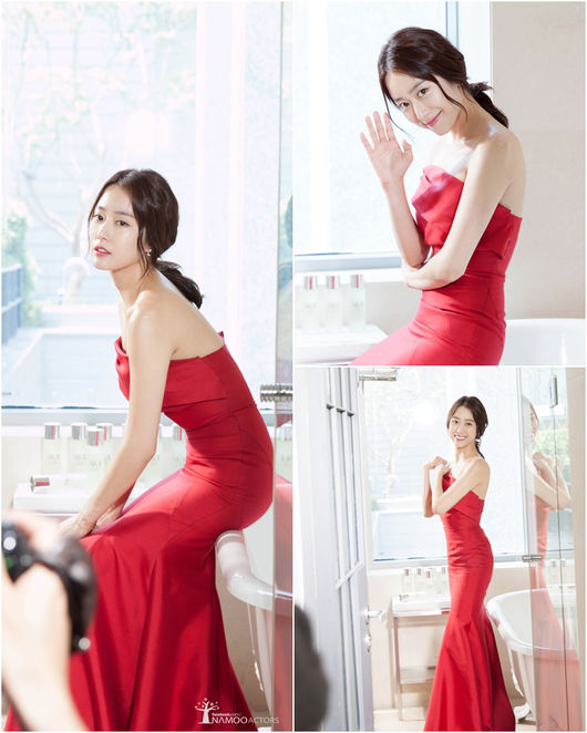 Jeon Hye-bin looks stunning in red dress