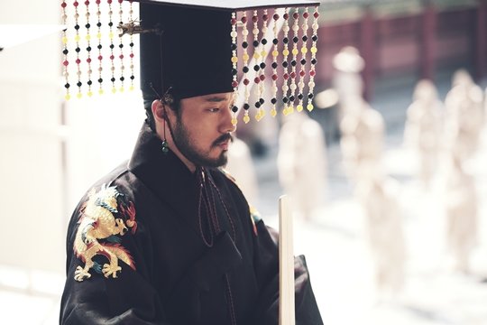 So Ji-sub makes a special appearance in 'The Throne'