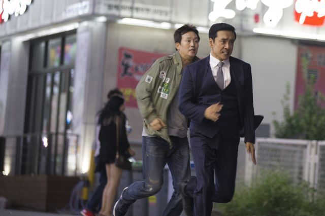 new stills and updated cast for the upcoming Korean movie &quot;Chasing&quot;