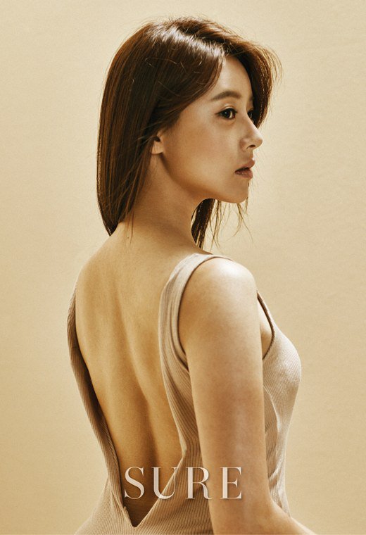 Cheon I-seul shows off slim body in a bold dress
