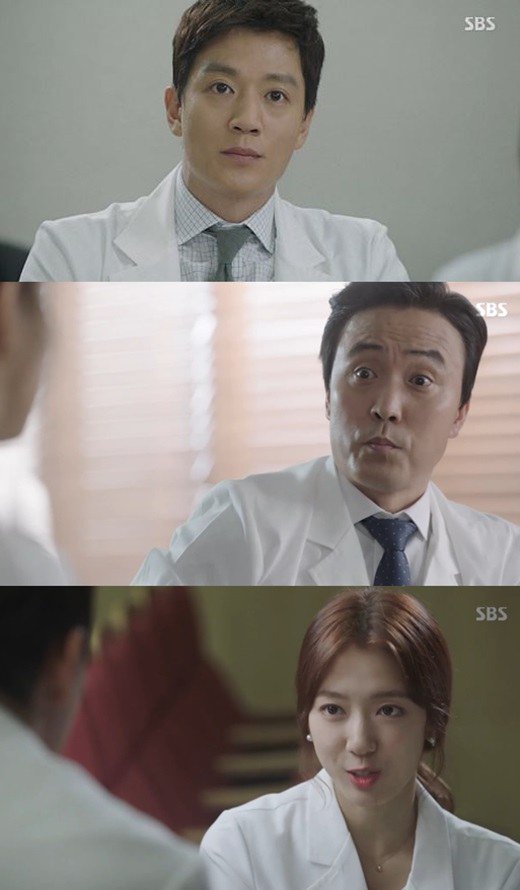 'Doctors' Kim Rae-won notifies Park Shin-hye about her suspension from work