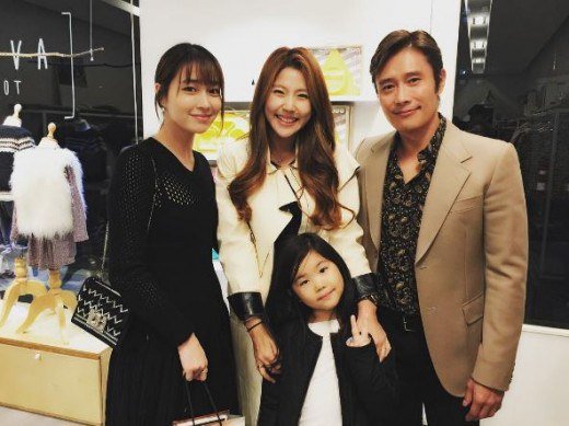 Lee Byung-hun and Lee Min-jeong with Lee Yoon-mi and her daughter