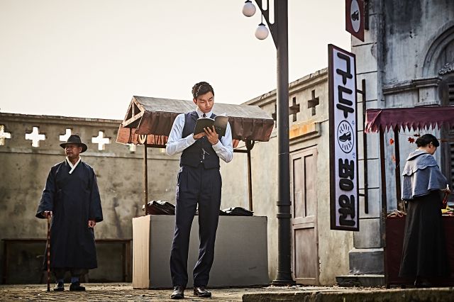 new behind-the-scenes images for the Korean movie &quot;The Age of Shadows&quot;