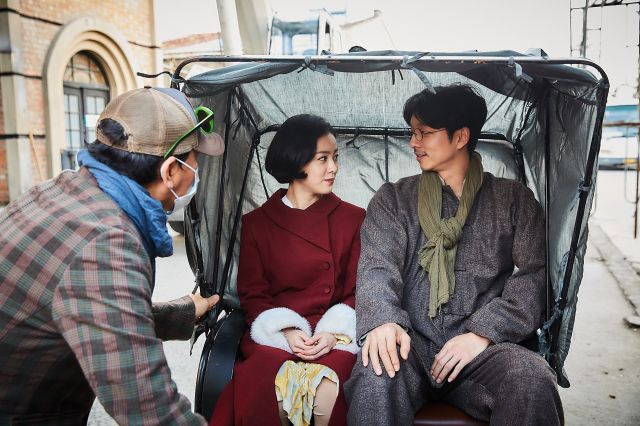 new behind-the-scenes images for the Korean movie &quot;The Age of Shadows&quot;
