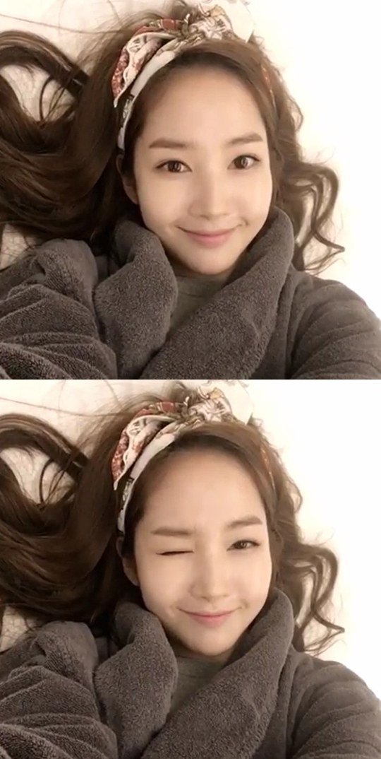 Park Min-yeong's selfie on the bed